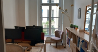  Bureau équipé avec 2 postes dans un cabinet de droit des affaires à Bourse (Paris 2) 